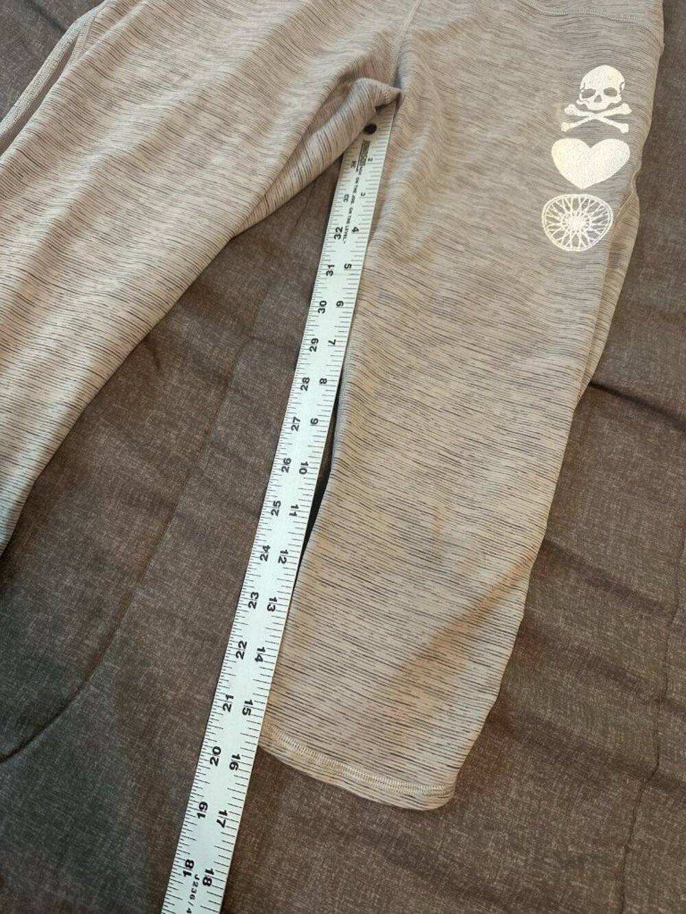 Lululemon SoulCycle Gray Space Dye Crop Womens Leggings 8 Skull Heart Yoga Capri - Picture 6 of 7